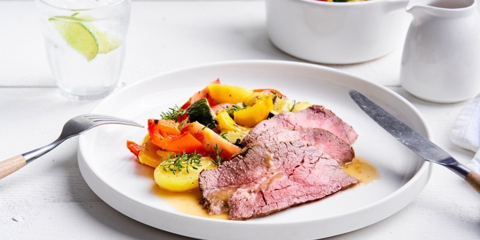 Perfect gegaarde rosbief met ovengroenten Een heerlijke kleurrijk bordje staat klaar om aan te vallen. Het is gevuld met ovengroenten zoals rode en gele paprikastukken, courgette, krieltjes en tomaten. Ook de plakjes rosbief mogen niet ontbreken met een heerlijke lepel jus zoals bij de Bomma.