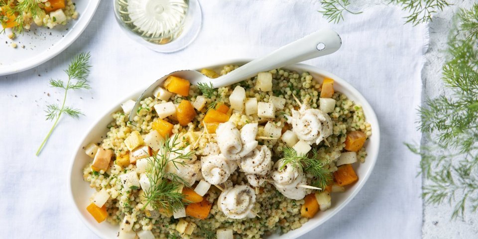 Een risotto gemaakt van parelcouscous en rijkgevuld met geroosterde groenten. Om het gerecht volledig af te werken werden er homemade tongrolletjes bij gemaakt. Het gerecht is geserveerd in 1 grote schotel, klaar om allen aan te vallen. 