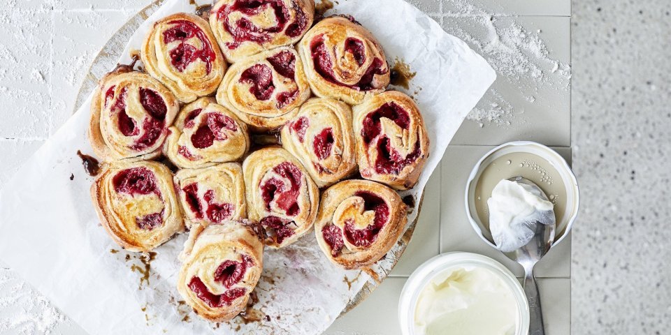 Rolls met framboos en yoghurt Rolletjes gemaakt van beslag met yoghurt, gevuld met framboosje. De rolletjes liggen tegen elkaar in een cirkelvorm. Heerlijke kleuren om naar te kijken en nog beter om op te eten.