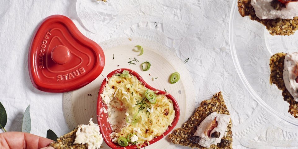 De gegratineerde dip van krab zit in een hartjesvormig potje, ideaal om je geliefde te bekoren vanaf de start van je menu. Daarnaast staan ook de crackers met hammousse. 