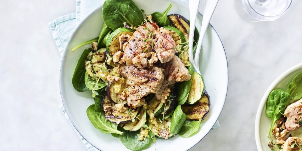 Salade met gegrilde groenten en lamskotelet Zomerse salade met gegrilde courgette en aubergine. We serveren ze met lamskoteletjes die ook werden gegrild op de BBQ.