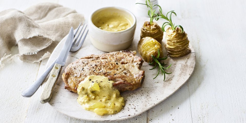 Spieringkotelet met picklessaus en aardappeltorentjes Spieringkotelet met picklessaus en aardappeltorentjes