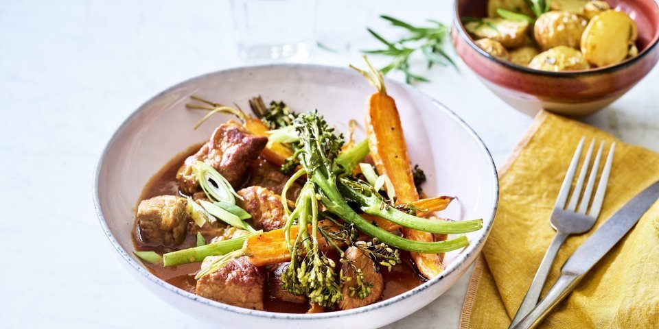 Stoofpotje van kalfsvlees in tomatensaus met bimi en wortel Een heerlijk stoofpotje dat jou en je hart volledig verwarmt! Dit stoofpotje van kalfvlees smaakt naar nog. Het is een kleurrijk gerechtje met de doormidden gesneden wortel en bimi stukjes op. Er ligt een okerkleurige servette langs, bestek en nog enkele gebakken patatjes voor de liefhebbers.