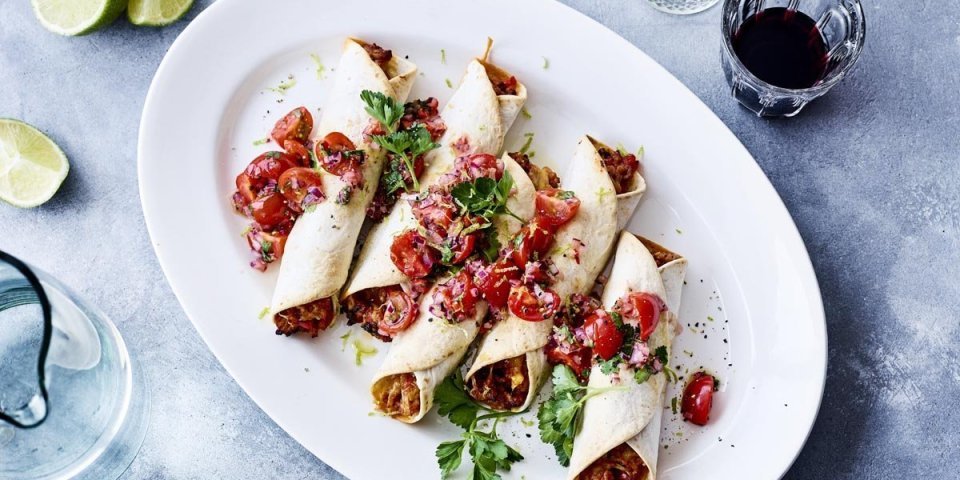 Taquitos de poulet à la salsa de tomate Taquitos de poulet à la salsa de tomate