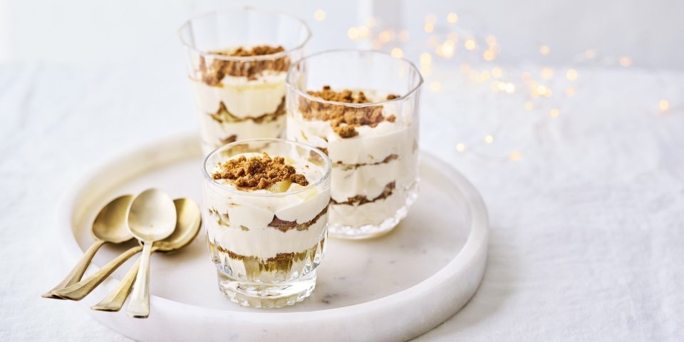 Trifle gepresenteerd in kleine drinkglazen, instant feestlook! Deze trifle is er eentje met Belgische speculaas, Belgische peer en Belgische schuimwijn. Amai, een dessertje boordevol topproducten van eigen bodem.