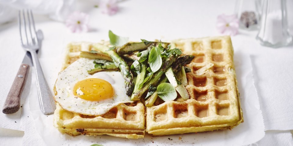 Croque madame met asperges in wafelvorm, heerlijk! De wafel is gevuld met pest, ham en mozzarella. Bovenop presenteren we een spiegelei met gegrilde groene asperges. Tijd om aan te vallen! 