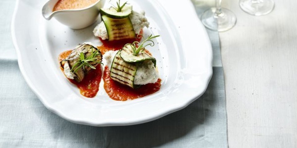 Rouleaux de bar avec courgette et aubergine grillées, coulis de poivrons Rouleaux de bar avec courgette et aubergine grillées, coulis de poivrons