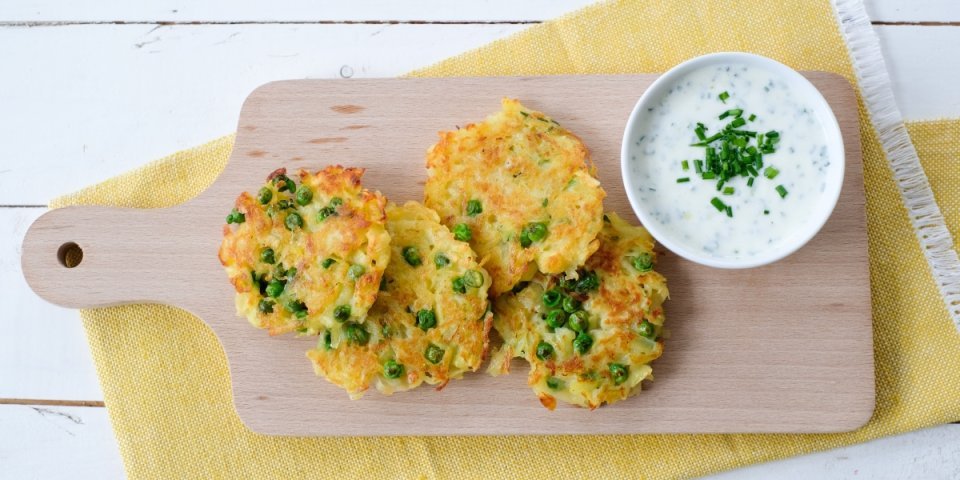 Rösti de petits pois et dip aux fines herbes Rösti de petits pois et dip aux fines herbes