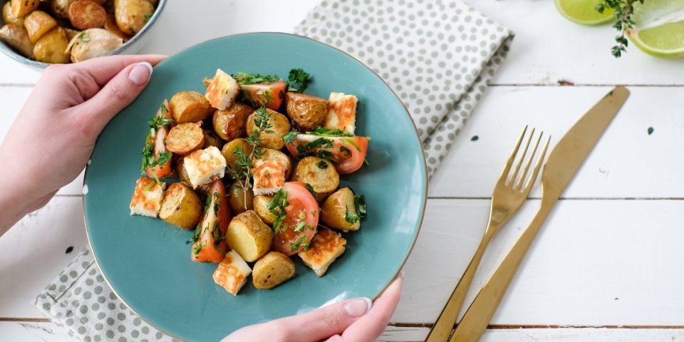 Pommes de terre grillées et salade de berloumi Pommes de terre grillées et salade de berloumi