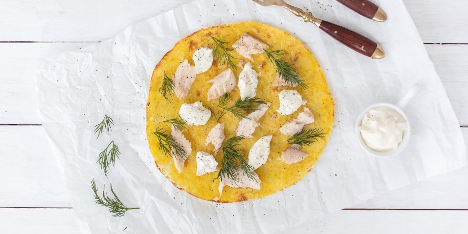 Pizza de pommes de terre, truite, aneth et crème épaisse Pizza de pommes de terre, truite, aneth et crème épaisse