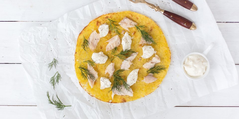 Pizza de pommes de terre, truite, aneth et crème épaisse