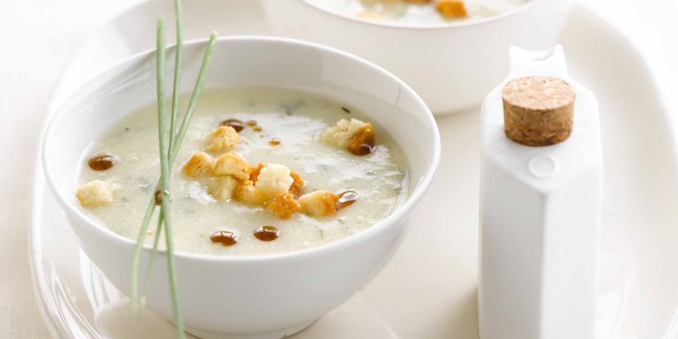 Crème de pommes de terre aux herbes et huile de champignon Crème de pommes de terre aux herbes et huile de champignon