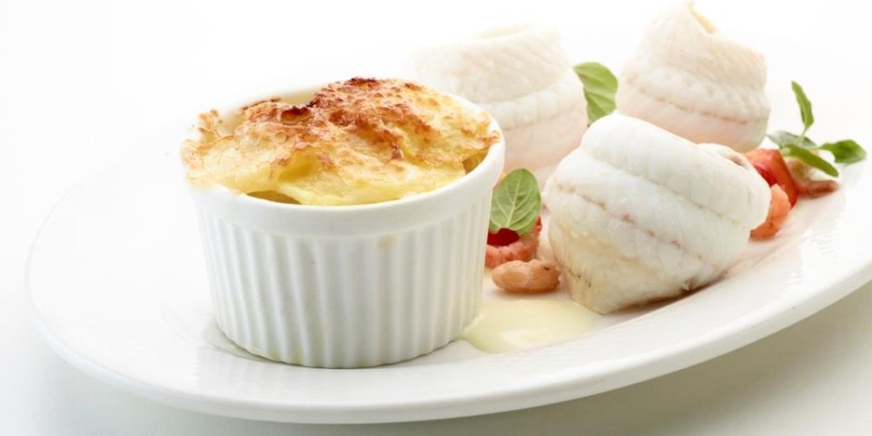 Gratin de pommes de terre, roulades de sole, crevettes grises et tomates cerises au four Gratin de pommes de terre, roulades de sole, crevettes grises et tomates cerises au four