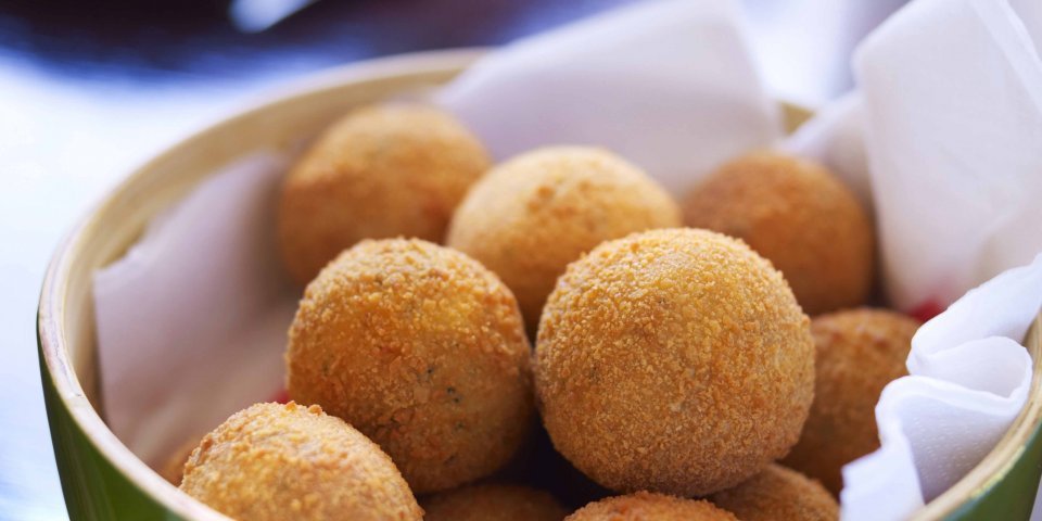 Croquettes de pommes de terre en croûte de fromage et herbes