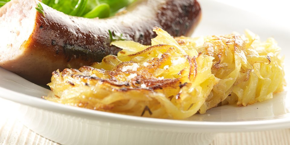 Rösti de pommes de terre et saucisse de campagne