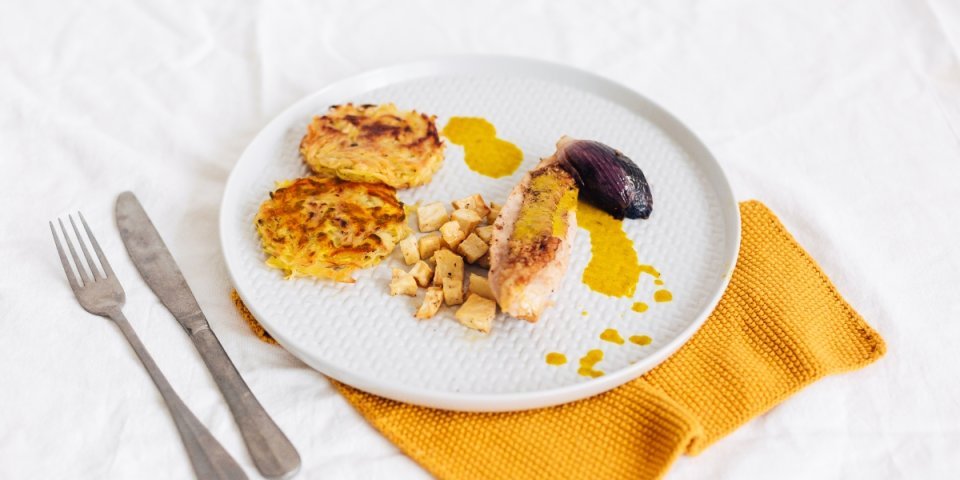 Rösti, poulet fermier, céleri-rave et sauce curry Rösti, poulet fermier, céleri-rave et sauce curry