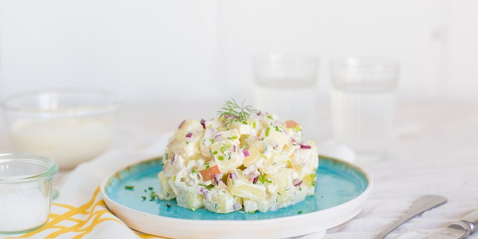 Salade de pommes de terre à la pomme et crème épaisse