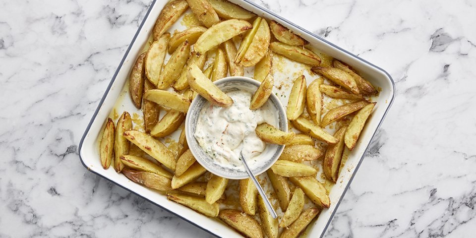 Quartiers de pommes de terre et sauce fraiche