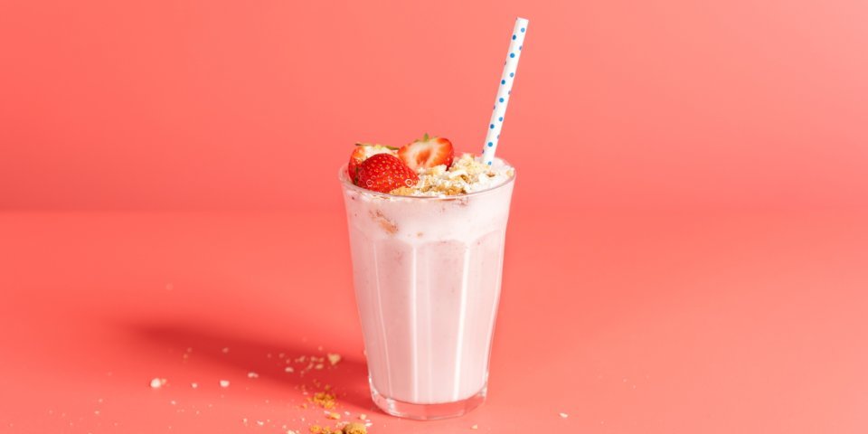 Aardbeienmilkshake met chocolate chip cookies Aardbeienmilkshake met chocolate chip cookies