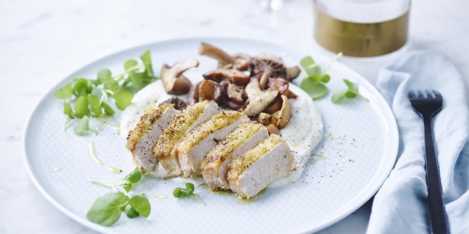 Crème de topinambour, médaillons de porc croustillants et champignons des bois Crème de topinambour, médaillons de porc croustillants et champignons des bois