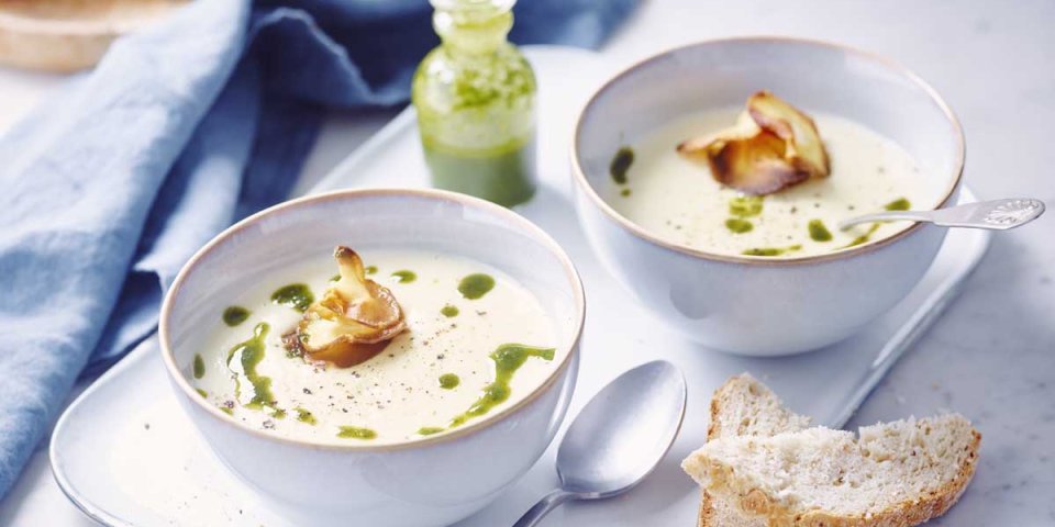 Soupe de topinambours, huile aux herbes et chips Soupe de topinambours, huile aux herbes et chips