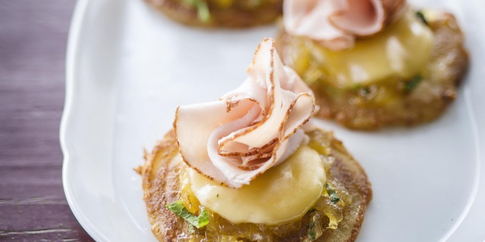 Pancake américain de dinde, fromage jeune et ananas