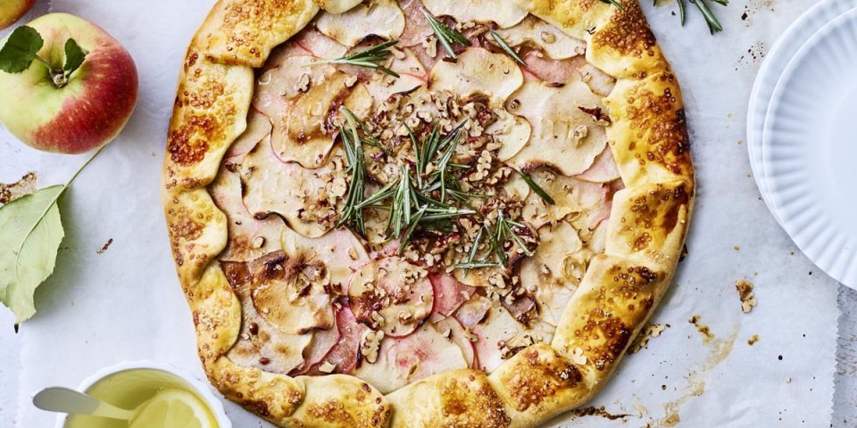 Galette aux pommes, romarin et confiture de rhubarbe Galette aux pommes, romarin et confiture de rhubarbe
