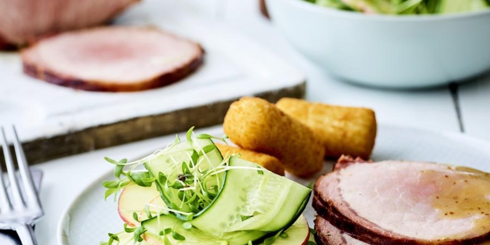 Rôti ardennais à la sauce moutarde et à la Vieille Gueuze, croquettes et salade de pomme et concombre Rôti ardennais à la sauce moutarde et à la Vieille Gueuze, croquettes et salade de pomme et concombre