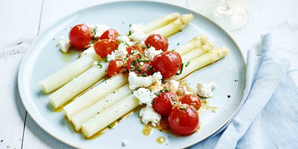 Asperges et salsa de tomates cerises