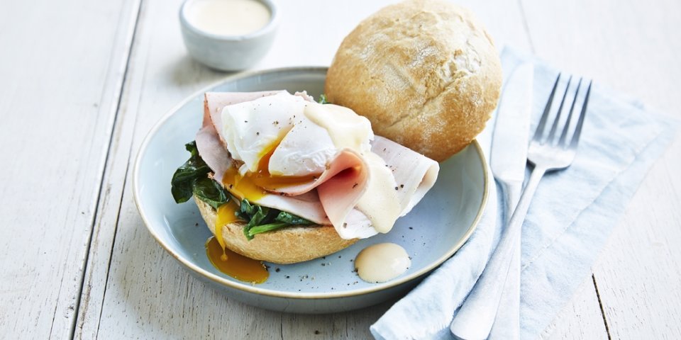 Broodje met benedict-eitje met gekookte ham