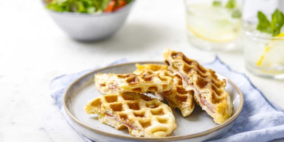 Gaufres de pâte feuilletée au fromage et jambon