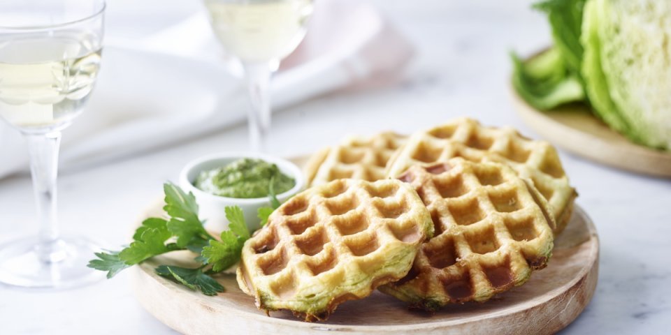 Gaufre feuilletée au fromage et pesto au chou vert