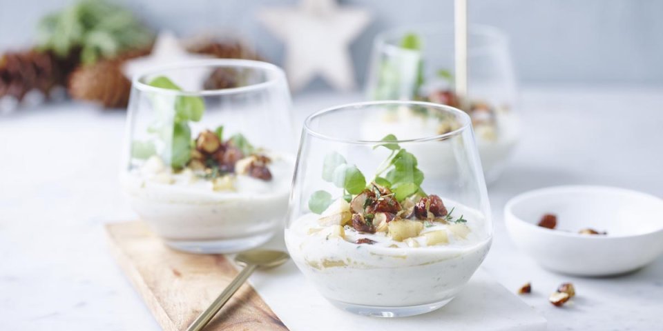 Mousse de fromage bleu, poires caramélisées et crunch de noix Mousse de fromage bleu, poires caramélisées et crunch de noix