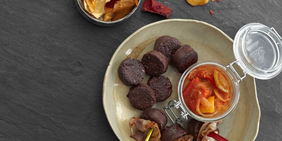 Boudin noir et lard en brochettes, chutney de tomates Boudin noir et lard en brochettes, chutney de tomates