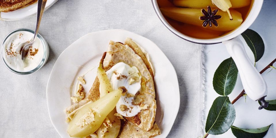 Crêpes de sarrasin à la poire pochée et au fromage blanc