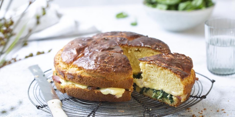 Brioche aux épinards, lard et fromage