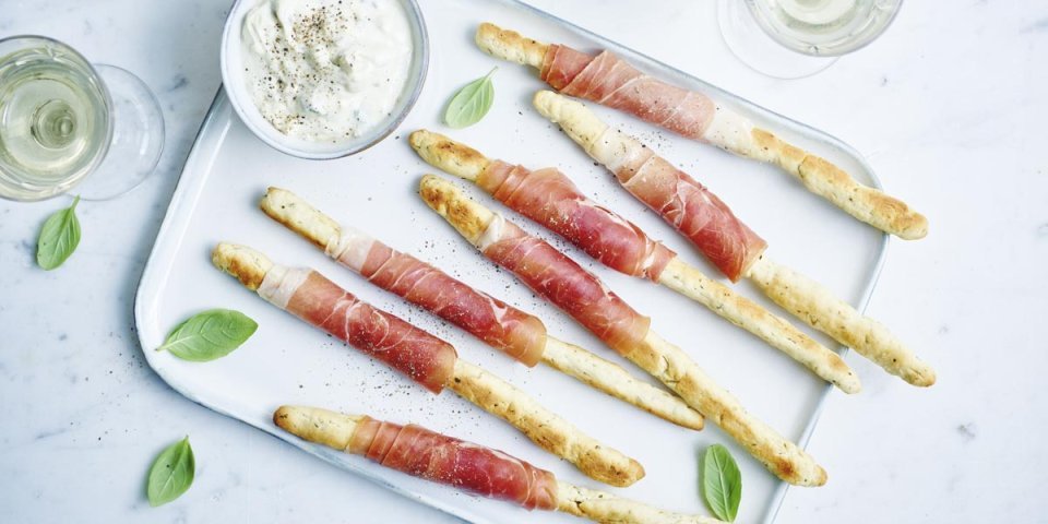 Gressins au jambon séché et sauce au fromage bleu