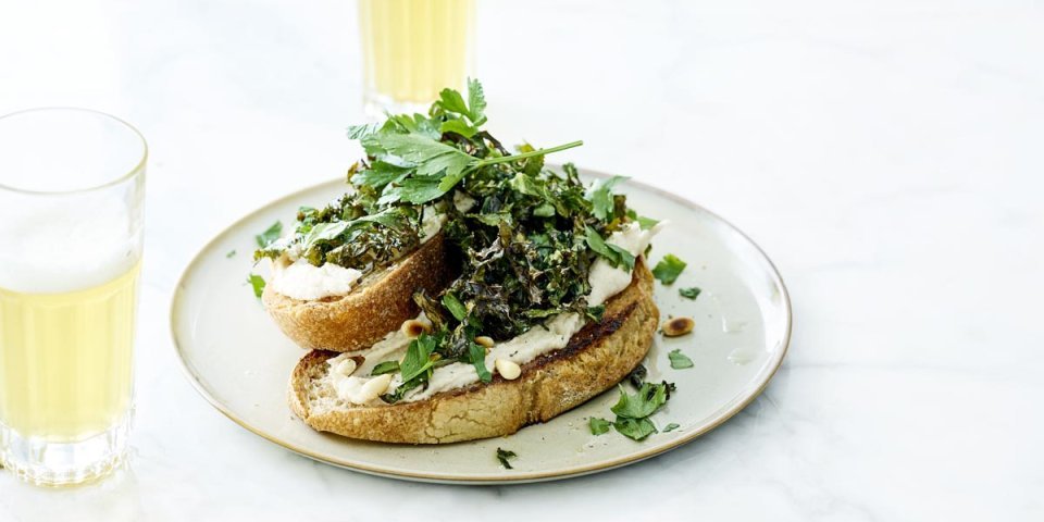 Bruschetta à la crème de haricots blancs et chips de chou frisé