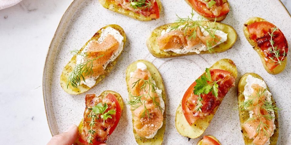 Bruschetta de pomme de terre en 2 garnitures différentes Bruschetta de pomme de terre en 2 garnitures différentes