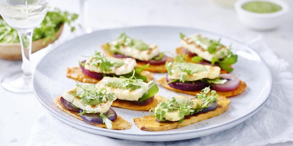 Bruschetta de patate douce au Berloumi, sauce à la roquette Bruschetta de patate douce au Berloumi, sauce à la roquette