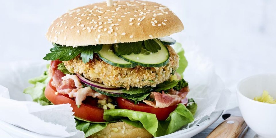 Burger de crabe maison, bacon et légumes frais