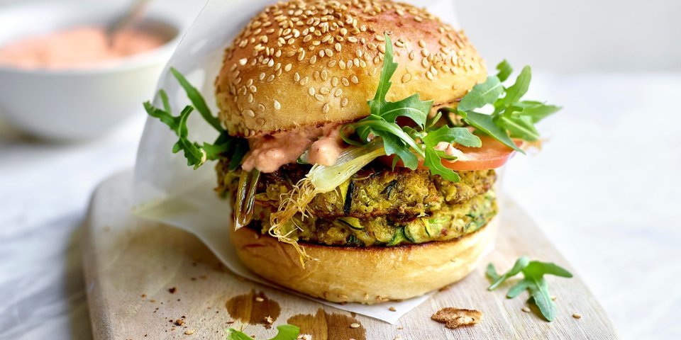 Burger de courgettes et graines de chia, sauce au yaourt Burger de courgettes et graines de chia, sauce au yaourt