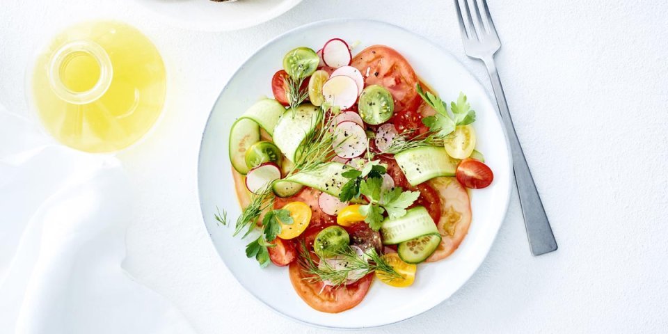 Carpaccio de tomates belges aux mini-concombres et radis