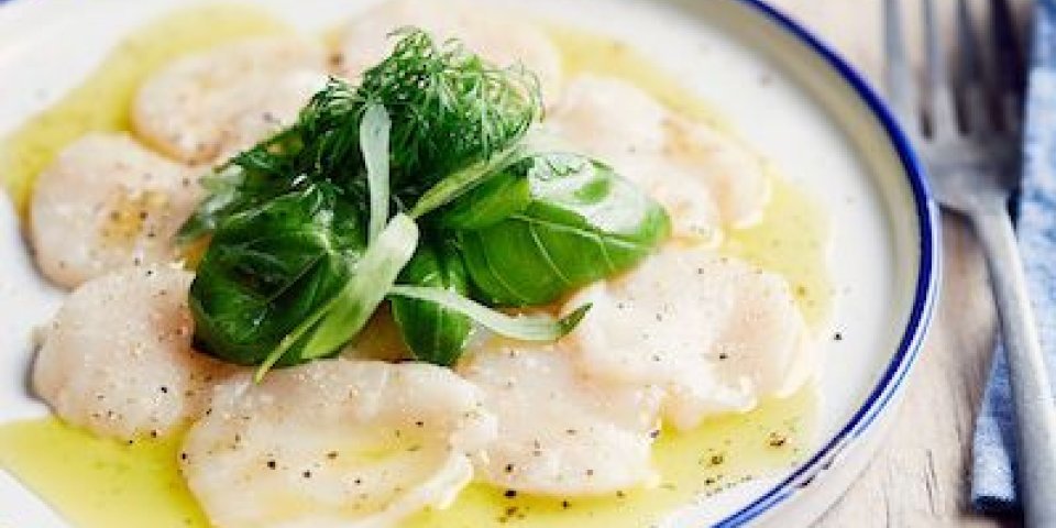 Carpaccio de Saint-Jacques, huile aux herbes et salade de fines herbes