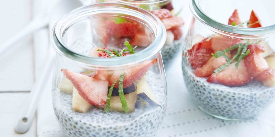 Pudding aux graines de chia, prunes et fraises Pudding aux graines de chia, prunes et fraises