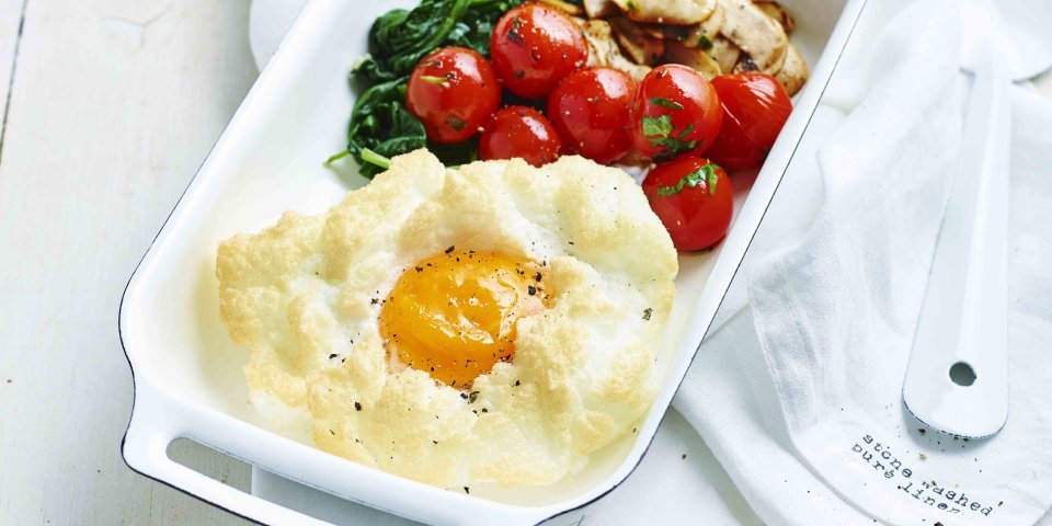 Cloud eggs, épinards sautés, tomates et champignons