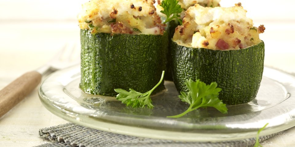 Courgette farcie à la crème de pomme de terre, lard et persil Courgette farcie à la crème de pomme de terre, lard et persil