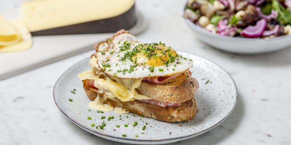 Croque madame au Nazareth Classic et radicchio grillé