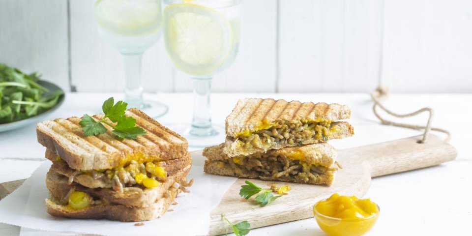 Croque au haché, pickles belges et herbes aromatiques Croque au haché, pickles belges et herbes aromatiques