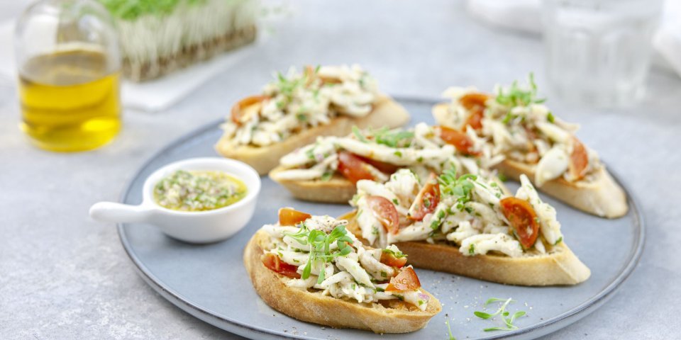 Crostini met rogtartaar en sjalotdressing Crostini met rogtartaar en sjalotdressing